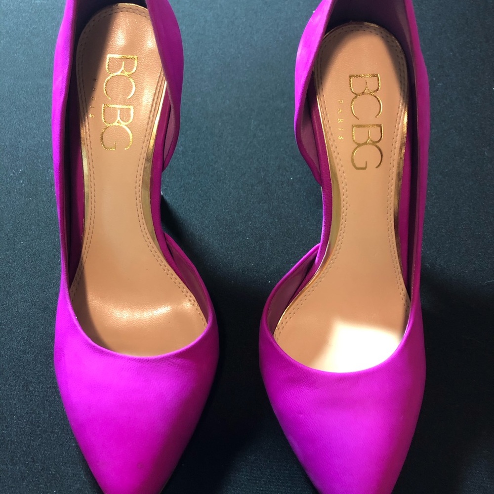 BCBG magenta pumps